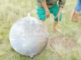 【衝撃】UFOが謎の金属球をポトッと落とす瞬間が激写される! 近寄ると異臭を放ち… =ペルー