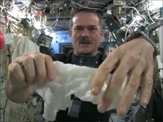 宇宙空間でタオルを絞った時の表面張力がヤバすぎる！！