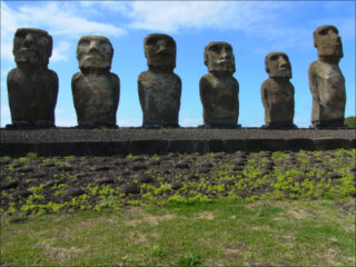 モアイ像は日本人？ 最新版「イースター島の歩き方」