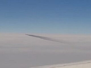 【今年最強のUFO動画】旅客機がトルコ上空で“巨大ばかうけ型UFO”とニアミス！ ガチ映像を乗客が撮影、謎すぎる動き！