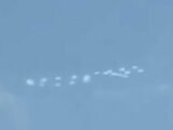 【衝撃】アメリカ上空に「異次元ポータル」が出現、大量のUFO艦隊が排出される! 不気味に整列…地球侵略が目的か!