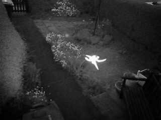 ロンドンの監視カメラに「純白の完全なる妖精」が映り込む？ 手、足、頭もクッキリ…複数枚激写される！