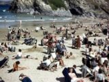 【衝撃】1943年の写真にスマホを使う男が写っていた! 「タイムトラベラーの証拠だ」 とてつもない違和感に驚嘆の声