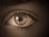 【脳の不思議】10の人格を持つ盲目女性、一部の人格において視力が回復!