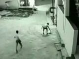 あわや大惨劇の事故に「神が介入」して少年たちを救った奇跡の瞬間! 監視カメラが激写、世界中が感動!!