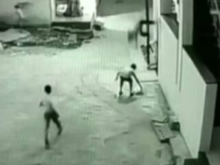 あわや大惨劇の事故に「神が介入」して少年たちを救った奇跡の瞬間！ 監視カメラが激写、世界中が感動!!