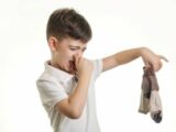 【ショック】毎日自分のクサい靴下を嗅ぎ続けた男、肺をやられて緊急入院! 超危険だった“靴下クンクン”