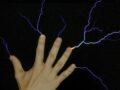 【怪しい実験室】指先からほとばしる電撃はまるでスター・ウォーズ!!　テスラコイルを使えばあなたもフォースの使い手に？