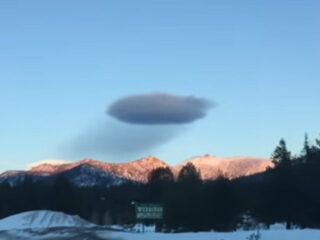 「雲を飲み込む／吐いてる」UFO？が激写される！  専門家は100％宇宙人製と断言！