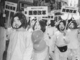 カルトが新しいメンバーを見つける方法5選! アニメ、バンド、大学、SNSも… オウムも活用していた危険な勧誘テクニック