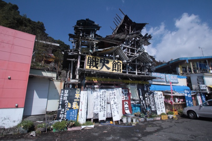 鹿児島の超強烈B級スポット「戦史館」に潜入！ 80超えのお爺ちゃんが案内、戦争グッズ、ガスマスク、軍刀謎、軍国酒場…の画像1