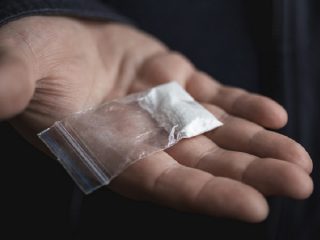 日本の若者の間で「コカイン」が流行中！ 売人に直撃取材、メディアが報じない衝撃実態「風邪薬入れ込み、グラム☓円…」