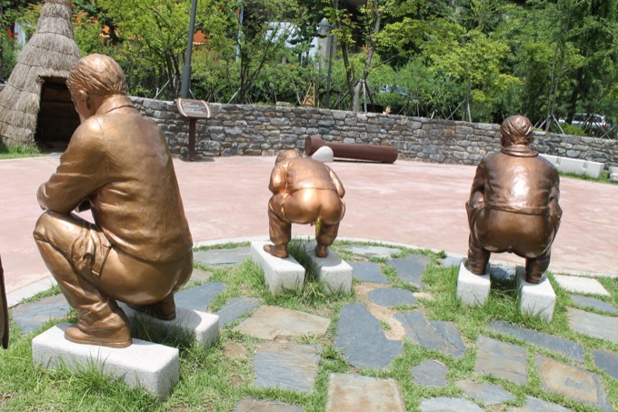 【韓国トイレ環境】トイレの中に食品貯蔵、ケツ拭きトイペ散乱…！ 日本より断然汚い実態を改善した男の「トイレ博物館」に行ってみた！の画像4