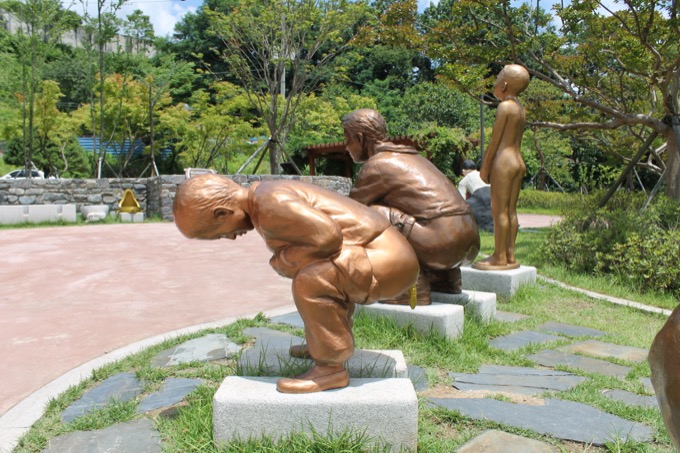 【韓国トイレ環境】トイレの中に食品貯蔵、ケツ拭きトイペ散乱…！ 日本より断然汚い実態を改善した男の「トイレ博物館」に行ってみた！の画像5