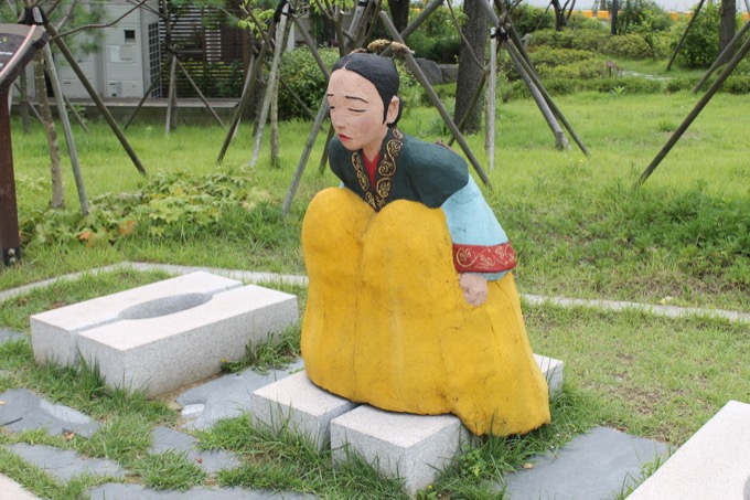 【韓国トイレ環境】トイレの中に食品貯蔵、ケツ拭きトイペ散乱…！ 日本より断然汚い実態を改善した男の「トイレ博物館」に行ってみた！の画像8