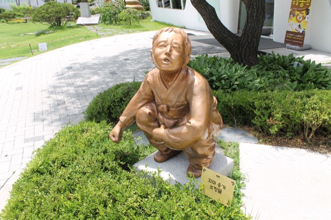 【韓国トイレ環境】トイレの中に食品貯蔵、ケツ拭きトイペ散乱…！ 日本より断然汚い実態を改善した男の「トイレ博物館」に行ってみた！の画像3