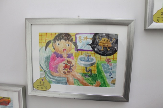 【韓国トイレ環境】トイレの中に食品貯蔵、ケツ拭きトイペ散乱…！ 日本より断然汚い実態を改善した男の「トイレ博物館」に行ってみた！の画像14