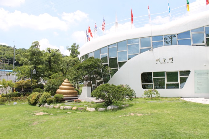 【韓国トイレ環境】トイレの中に食品貯蔵、ケツ拭きトイペ散乱…！ 日本より断然汚い実態を改善した男の「トイレ博物館」に行ってみた！の画像10