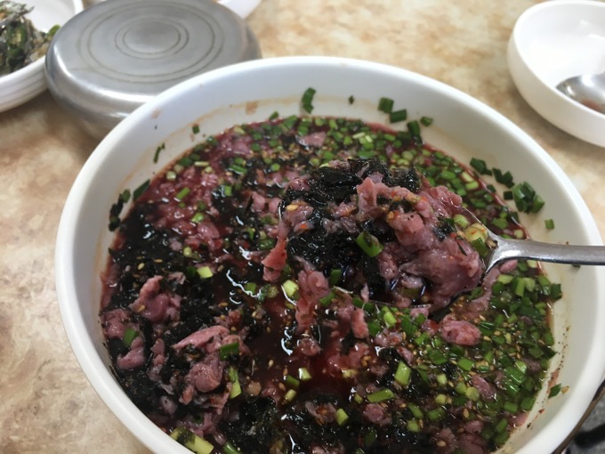 胎児が入った豚の子宮をみじん切りにして生で食す…韓国の伝説料理「セキフェ」を食べてみた！ 犬鍋よりもレア、お味は!?の画像6