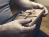 受け取ってしまった男 ― ヤクザが多めの地方都市で起きた“本当にあった怖い話”