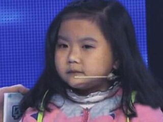 19歳なのに7歳の容姿!! 究極の童顔少女、苦難続きの人生に光見えた＝中国