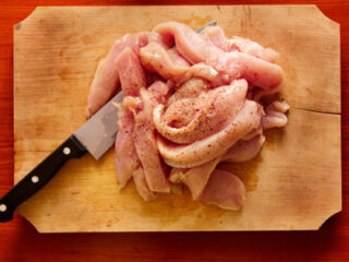 大きな健康被害起きる？　専門家が説く、保存期限が過ぎた肉を食べた結果