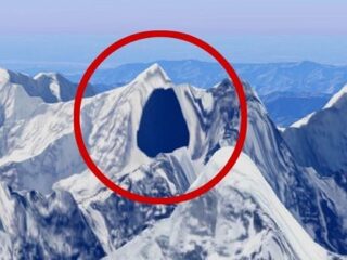 グーグルマップで黒く塗りつぶされ、隠されていた5つの場所とは？ 世界的最高機密か？