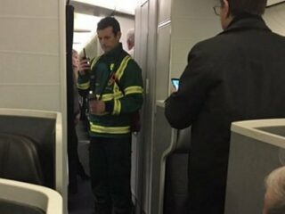 乗客・乗務員が次々と謎の病気を発症、未知のウイルスか？旅客機AA109便をめぐる怪事件に世界が戦慄