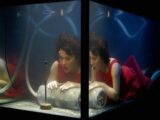 世界初の水中バンド「AquaSonic」がカッコよすぎる! 構想10年、巨大水槽で5人が演奏する異様なパフォーマンスを見よ!