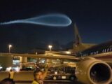 UFOか、隕石か、世界の終わりか!? マイアミ空港に現れた超巨大な青白い光の正体は?