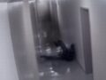 黒い影に引きずられる男の姿が防犯カメラに!!　幽霊か、それとも…？