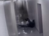 【恐怖】黒い影に引きずられる男の姿が防犯カメラに!! 幽霊か、それとも…?