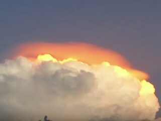 【衝撃動画】雲が燃えた？ 空の上で火災が発生する異常事態の謎!!