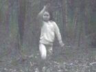 森の監視カメラが捉えた超クッキリ心霊写真に全米大パニック！ 少女は異次元トラベラーだった!?