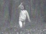 森の監視カメラが捉えた超クッキリ心霊写真に全米大パニック! 少女は異次元トラベラーだった!?