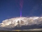 世界滅亡の前兆か!? 夜空を刺すように“上向き”に走る紫色の稲妻「巨大ジェット」出現！＝オーストラリア
