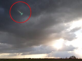 オランダ上空にクラゲ型UFO出現？緑色の不思議な光がSFすぎる!!