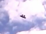 【衝撃動画】低空を猛スピードで爆走する“2人乗り”UFO! 車載カメラが激撮、まるで空飛ぶ絨毯!