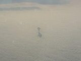 「雲の上の巨人」が飛行機から激写される! 高度9,000m上空で“仁王立ち”する姿に衝撃