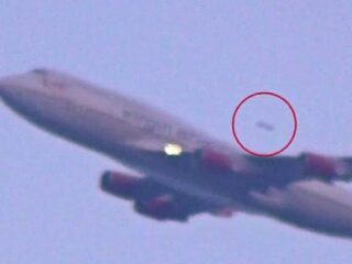 【衝撃動画】旅客機に急接近し猛スピードで追い抜いたUFO？