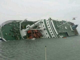 セウォル号沈没は「タイタニックより無責任」浮き彫りになる問題点の数々に、怒りと嘆きの声!!