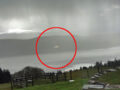 ネス湖上空に“フライパン型”UFO出現？「論理的に説明することができない」奇妙な発光体