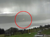 ネス湖上空に“フライパン型”UFO出現!? 「論理的に説明することができない」奇妙な発光体