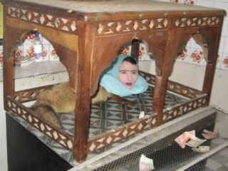 頭は人間、胴体はキツネ!!　動物園の人気者「ムムターズ・ベグム」が人々に幸せを届ける＝パキスタン