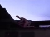 【衝撃映像】民家の屋根上に“全裸の宇宙人”出現!! 長い首と手足、ピンク色の肌…ヤバ過ぎる姿!