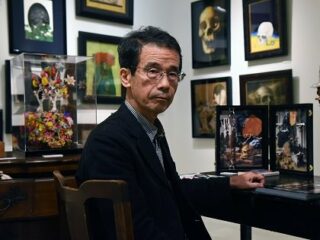 推理作家・折原一の“骸骨だらけの仕事部屋”を完全再現！ 暗黒画家・石田黙の正体も判明 『メメント・モリ』展がヤバい