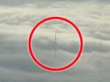 飛行機から撮影された「雲を突き抜ける謎のポール」! 高さ1400メートル以上、月と地球を繋ぐコードか?
