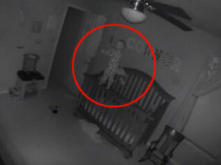 【衝撃動画】まるで「エクソシスト」！ “悪魔に取り憑かれた”赤ん坊のド肝を抜く身体能力