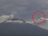 【動画】母艦クラスの超巨大UFO(尻尾アリ)が、メキシコの火山付近でライブカメラで撮影される!