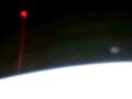 真っ赤なビームで地球が攻撃されている？　国際宇宙ステーションがUFO激写？